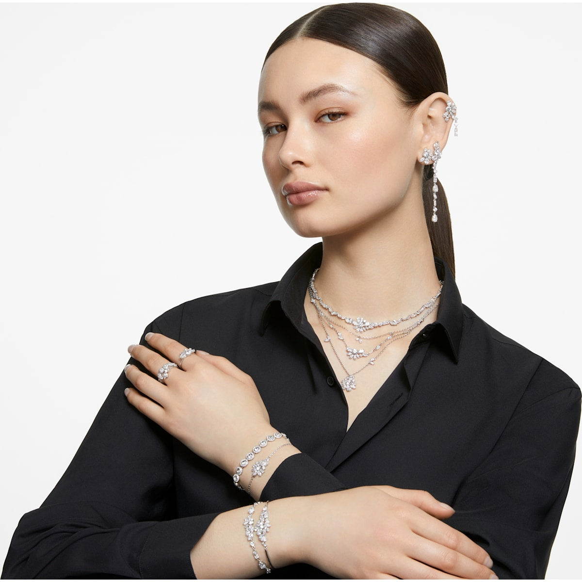 Swarovski - Gema Ohrstecker Blume, Weiß, Rhodiniert - CRYSTAL UNTERBERGER