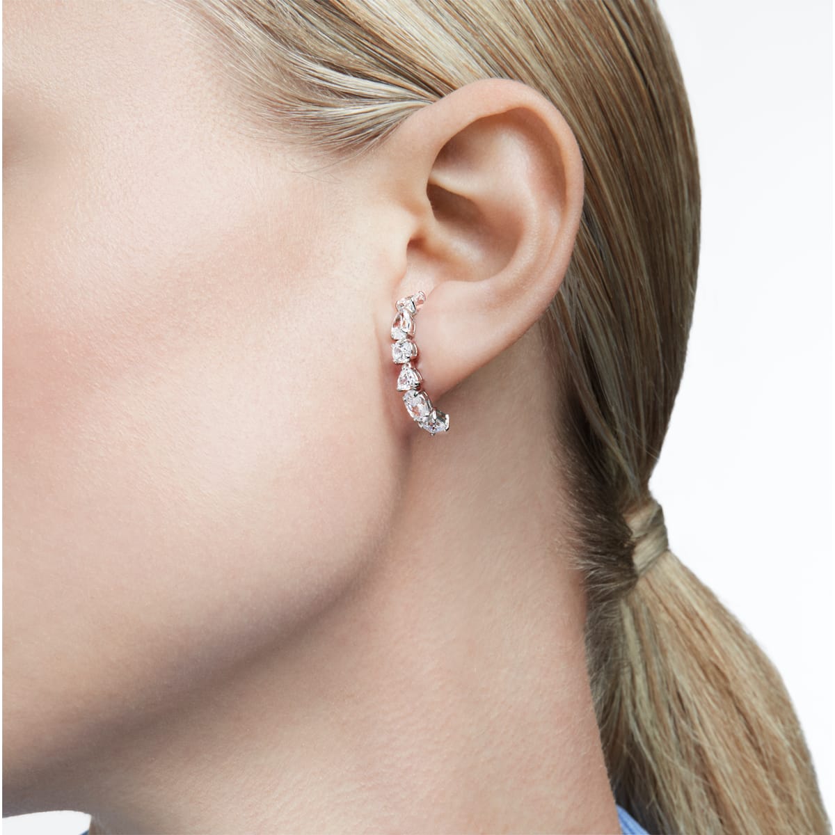 Swarovski - Tennis Deluxe Ohrspangen, Kristalle in einem Mix aus Schliffen, Rhodiniert - CRYSTAL UNTERBERGER