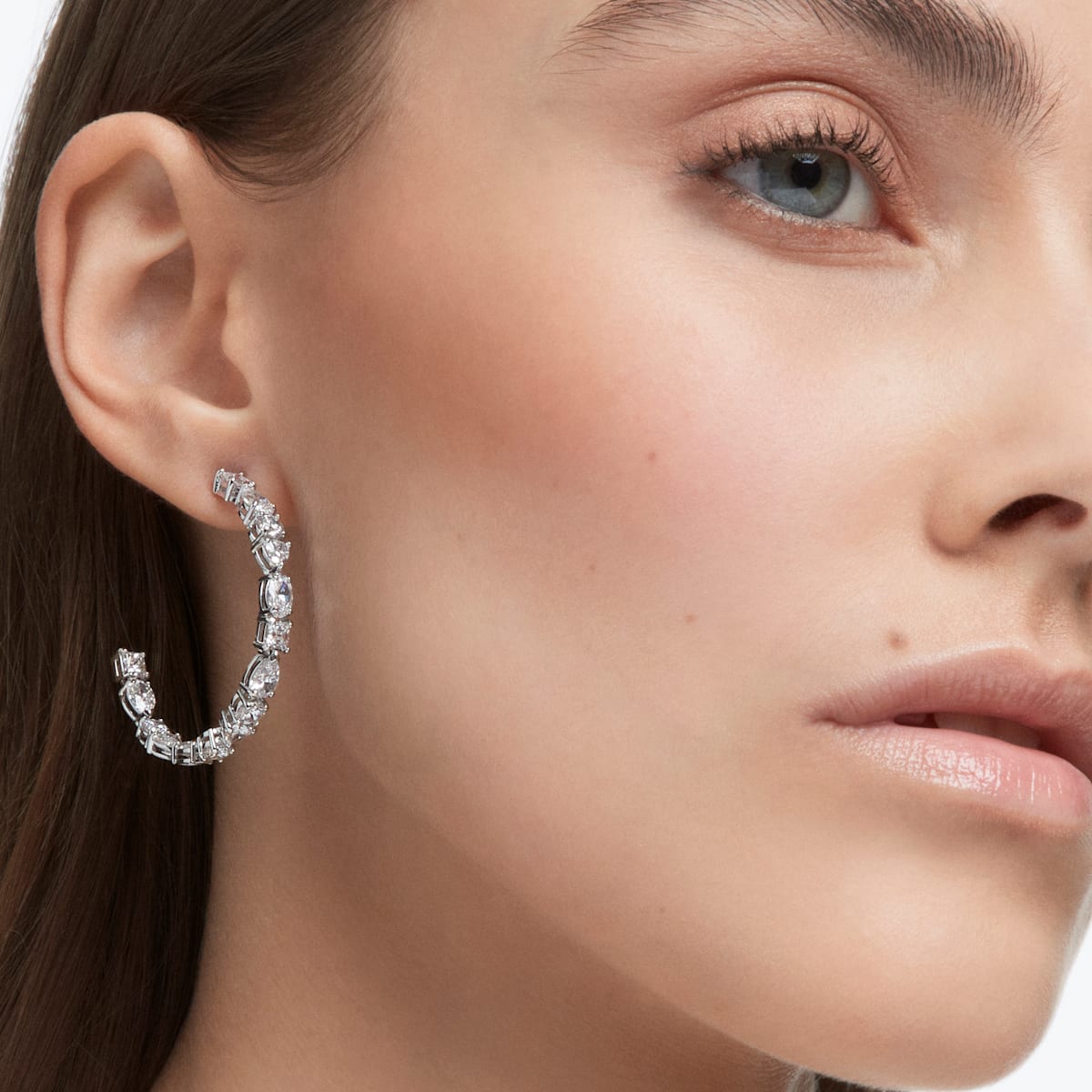 Swarovski - Tennis Deluxe Kreolen, Kristalle in einem Mix aus Schliffen, Weiss, Rhodiniert - CRYSTAL UNTERBERGER
