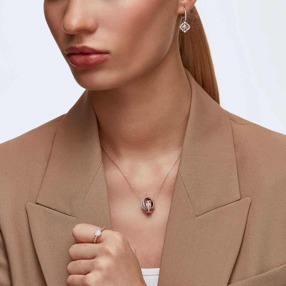 Swarovski - Further Anhänger, Pave, Verflochtene Ringe, Weiß, Roségold-Legierungsschicht - CRYSTAL UNTERBERGER