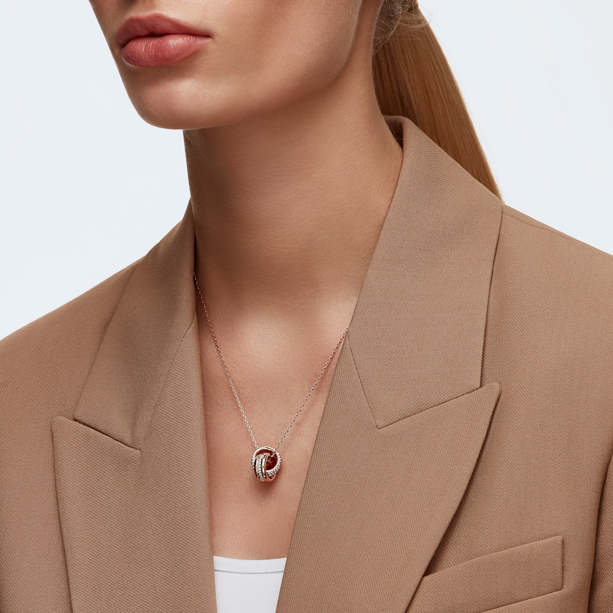 Swarovski - Further Anhänger, Pave, Verflochtene Ringe, Weiß, Roségold-Legierungsschicht - CRYSTAL UNTERBERGER