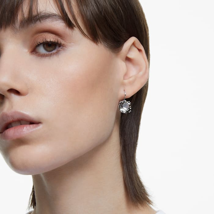 Swarovski - Millenia Drop-Ohrhänger Rundschliff, Schwarz, Rhodiniert - CRYSTAL UNTERBERGER